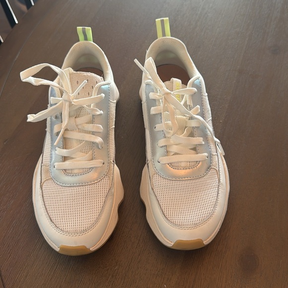 Sorel Women’s sneakers.  Excellent condition. Size 8 - Picture 2 of 5